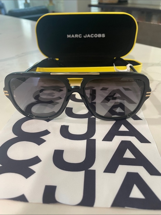 Marc Jacobs Accessories - Marc Jacobs Black and Gold Square Aviator Sunglasses